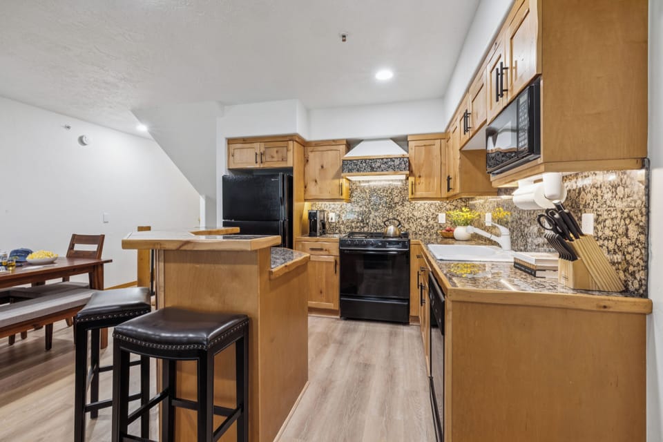 Open-concept kitchen and bar seating – great for cooking and entertaining.