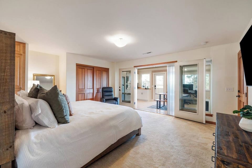 Private Suite Bedroom (Lower Level)