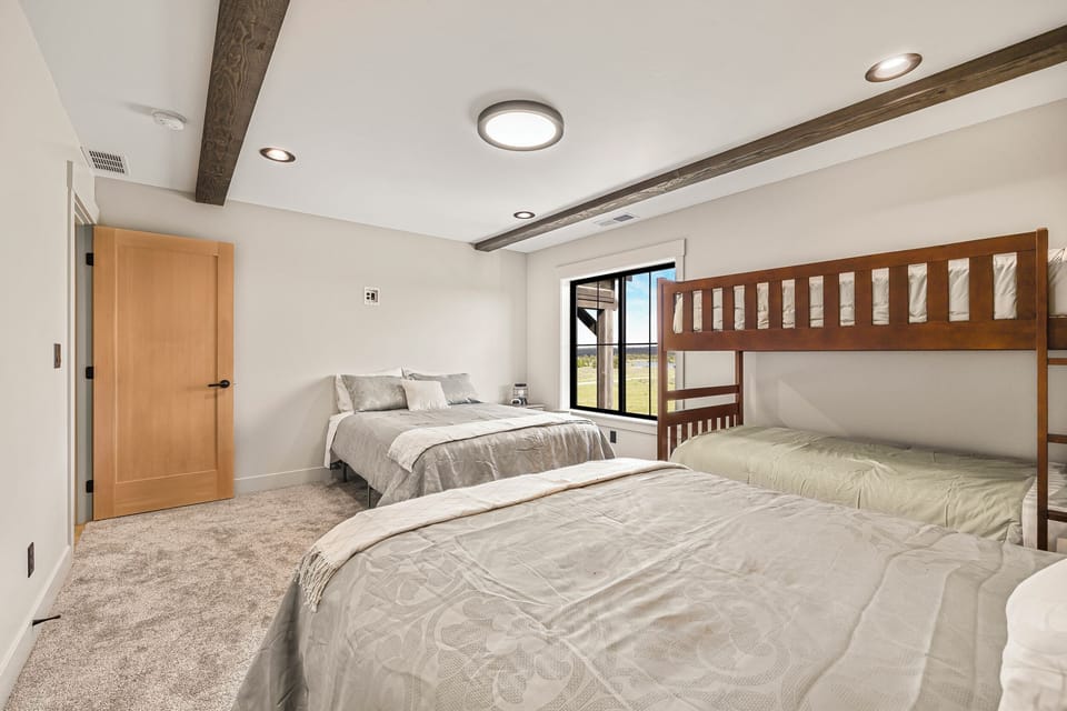 Checkmate ~ bedroom #4 on upper level w/ 2 queens, bunk beds, and jack-n-jill full bathroom shared w/ bedroom #5