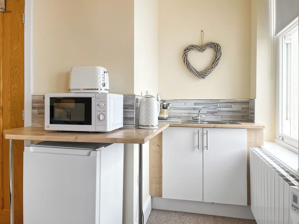 Kitchen | Denelea Studio 2 - Denelea Apartments, Scarborough
