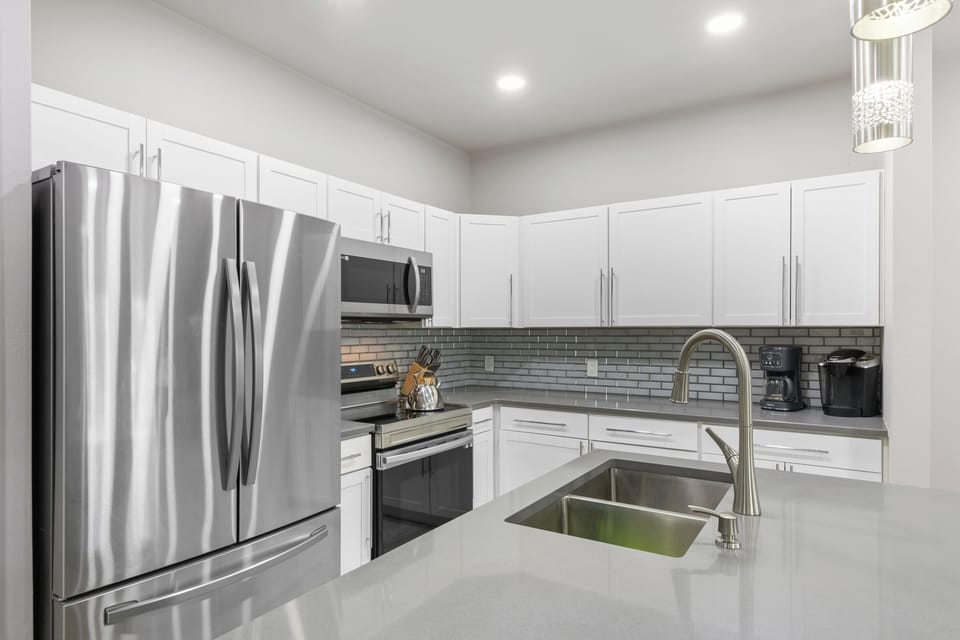 Brand new kitchen, fully-stocked