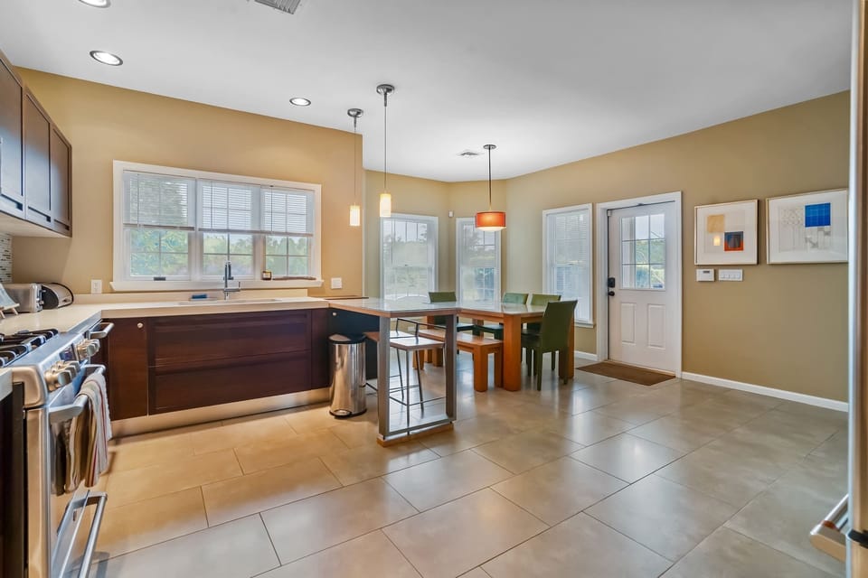 Kitchen looking toward breakfast nook