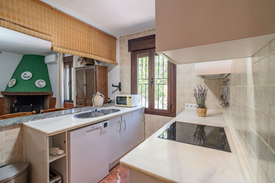 Homely atmosphere with a traditional and equipped kitchen.