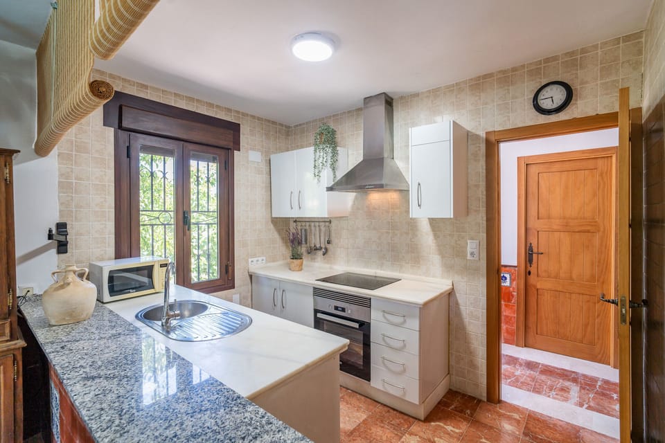 Homely atmosphere with a traditional and equipped kitchen.