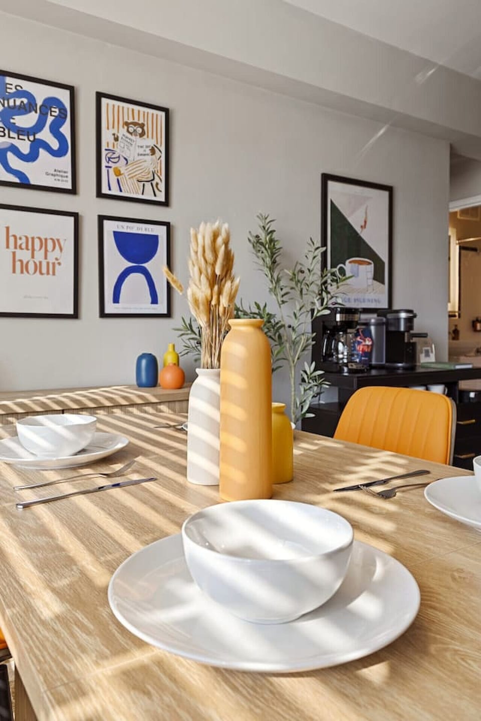 Cozy and modern dining room with stylish furnishings and inviting ambiance for every meal.