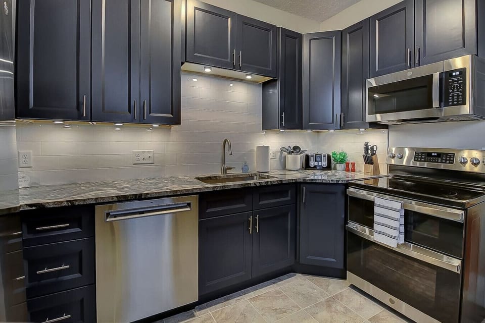 Brand-new stainless-steel appliances. Combo oven and air fryer.