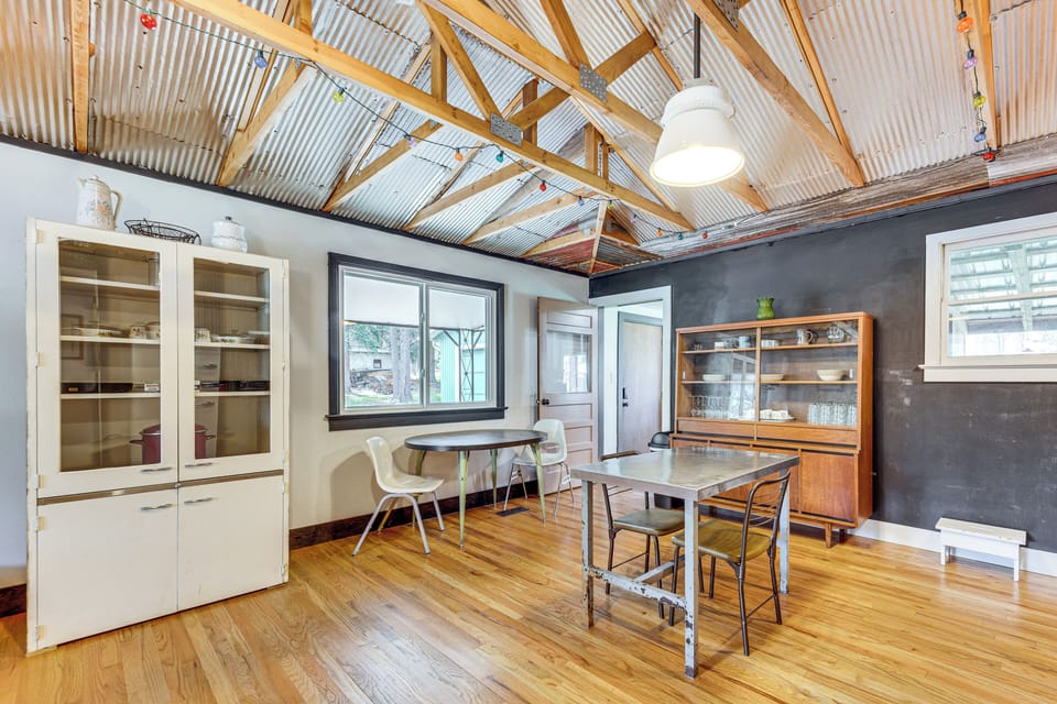 Dining Area | Dishes & Flatware Provided