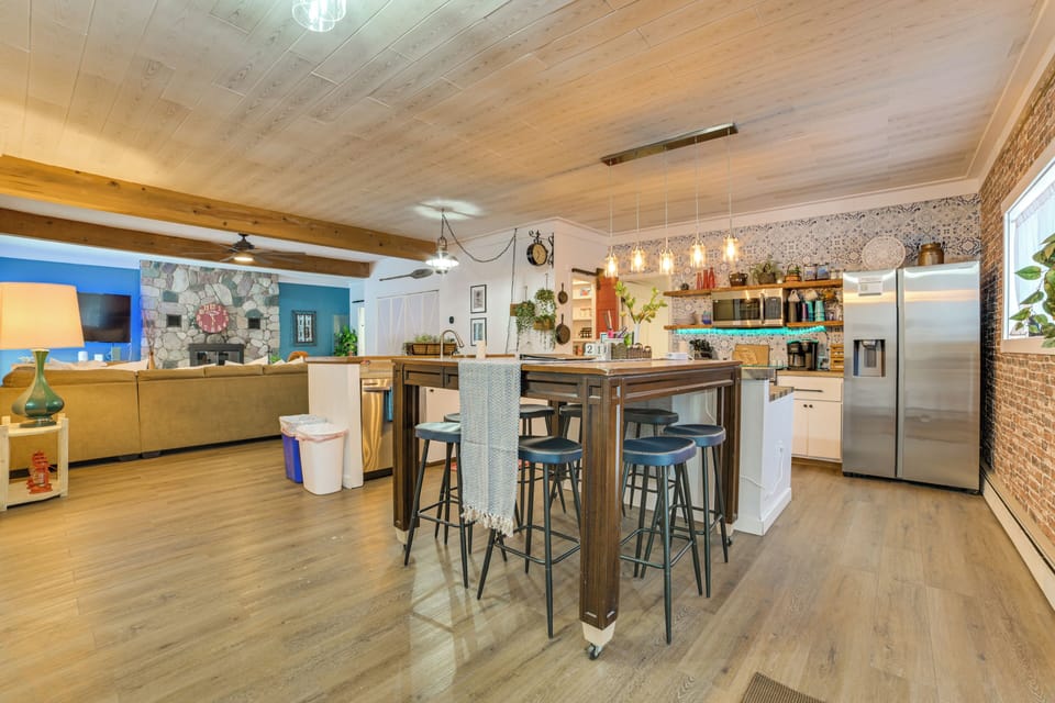 Dining Area | Dishes & Flatware Provided