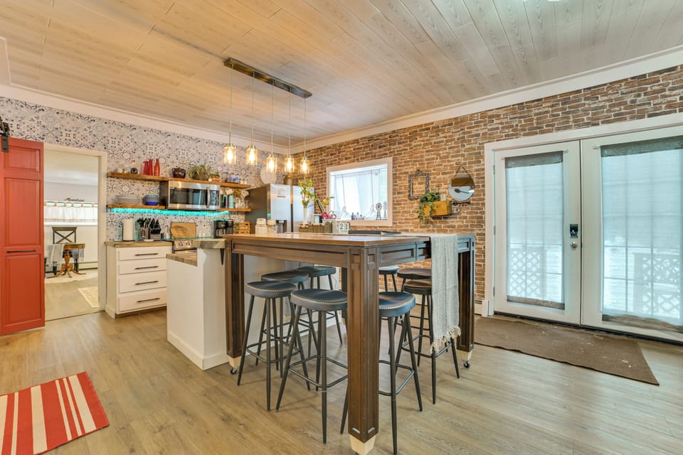 Kitchen & Dining Area | Single-Story Cabin | In-Unit Laundry