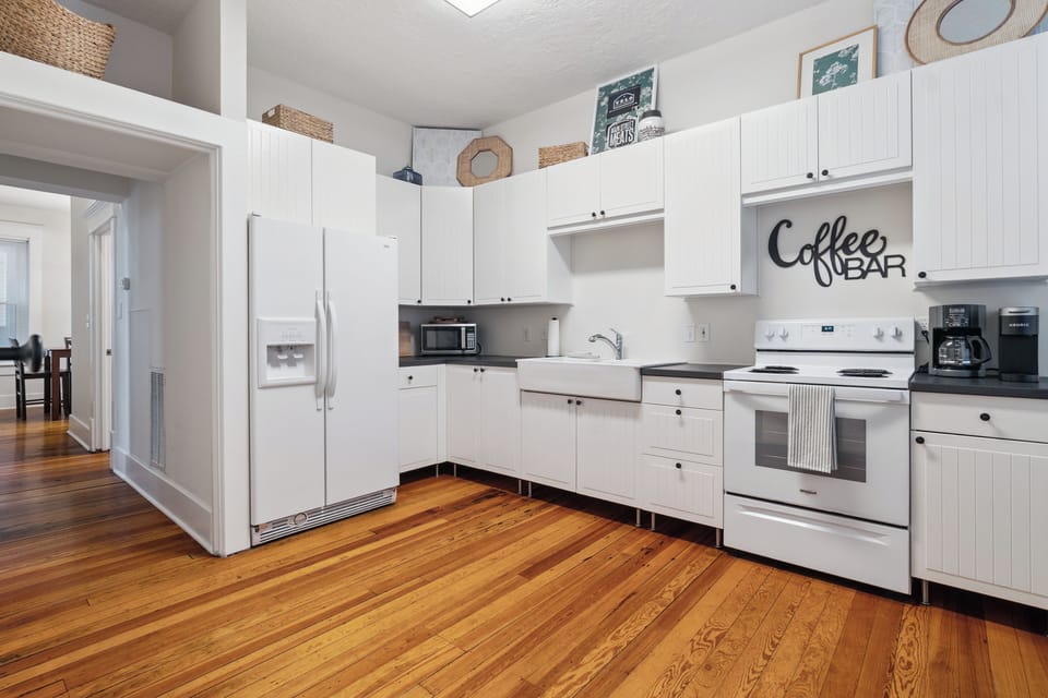 Kitchen - Oven, Stove, Microwave, Fridge/ Freezer (note: no dishwasher)