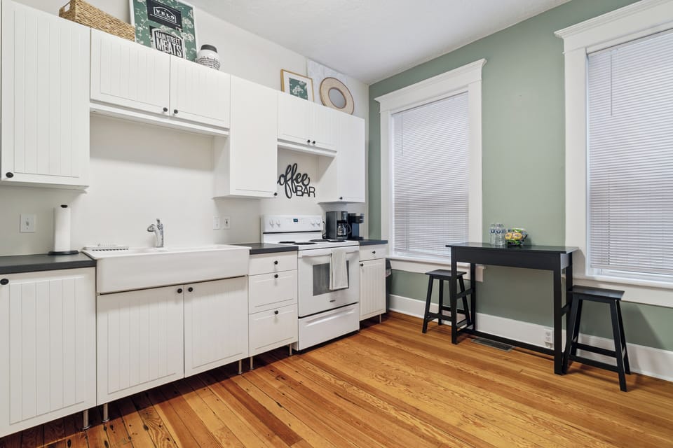 Kitchen - Eat In with Coffee Bar