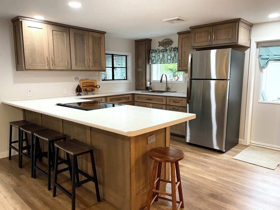 Stone Lake Cottage Retreat: Everything you need without the clutter — plus a peninsula bar for extra seating and easy conversation.