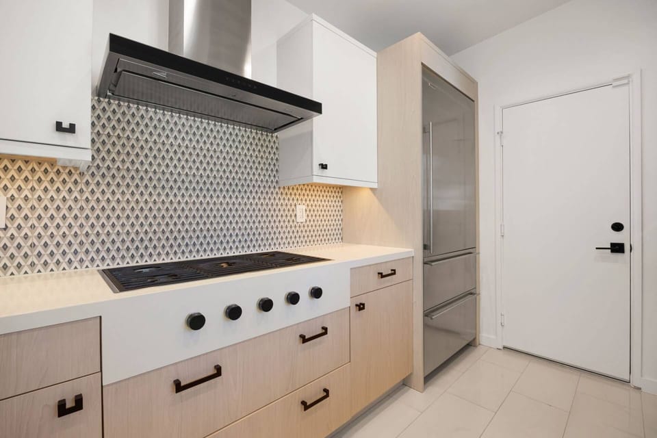 Modern, sleek, stovetop-chic.