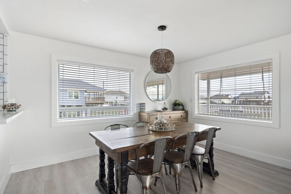 This dining area is located next to the kitchen