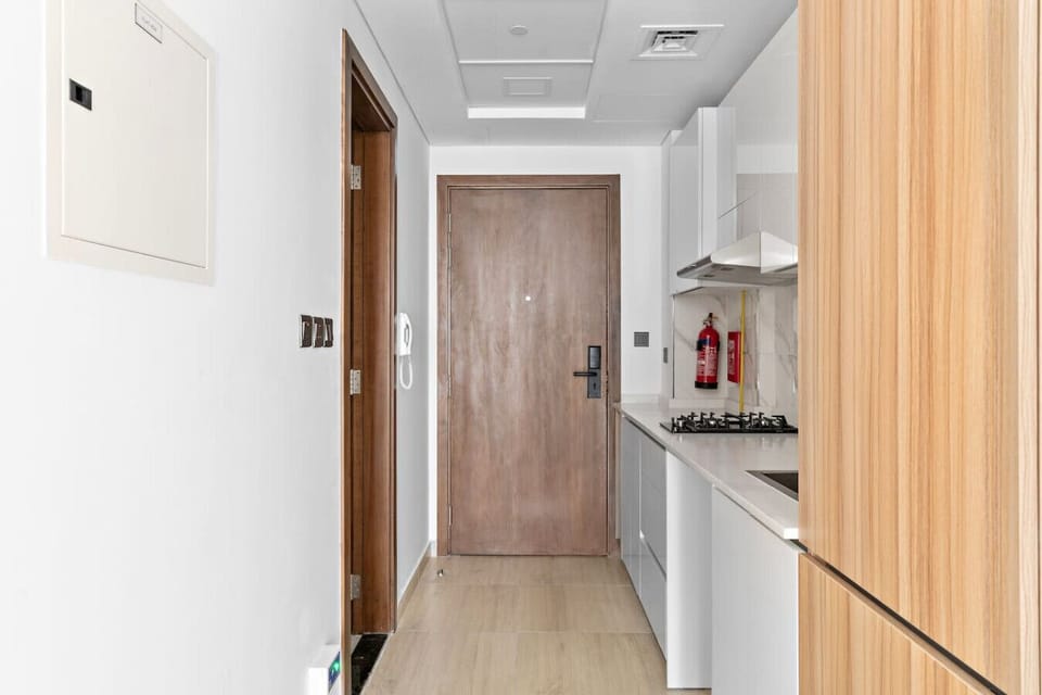 Entrance Hall: Bright and inviting, this spacious hallway welcomes you to your Dubai retreat!