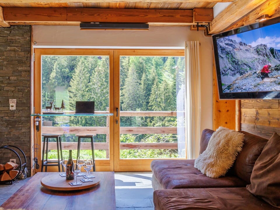 Wood, Furniture, Interior Design, Electronic Device, Flooring, Living Room, Floor, Room