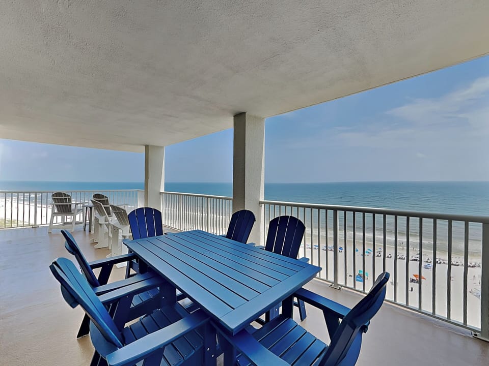 Wrap-Around Balcony - Outdoor Dining