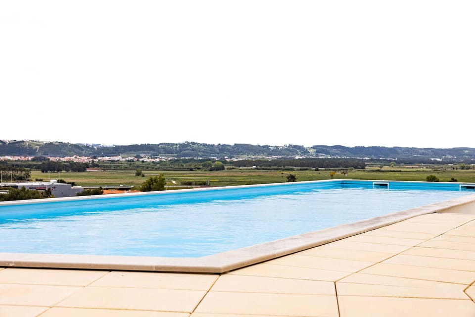 Cosy apartment with pool and private parking, just steps from São Martinho do Porto beach. Perfect for a relaxing family holiday.