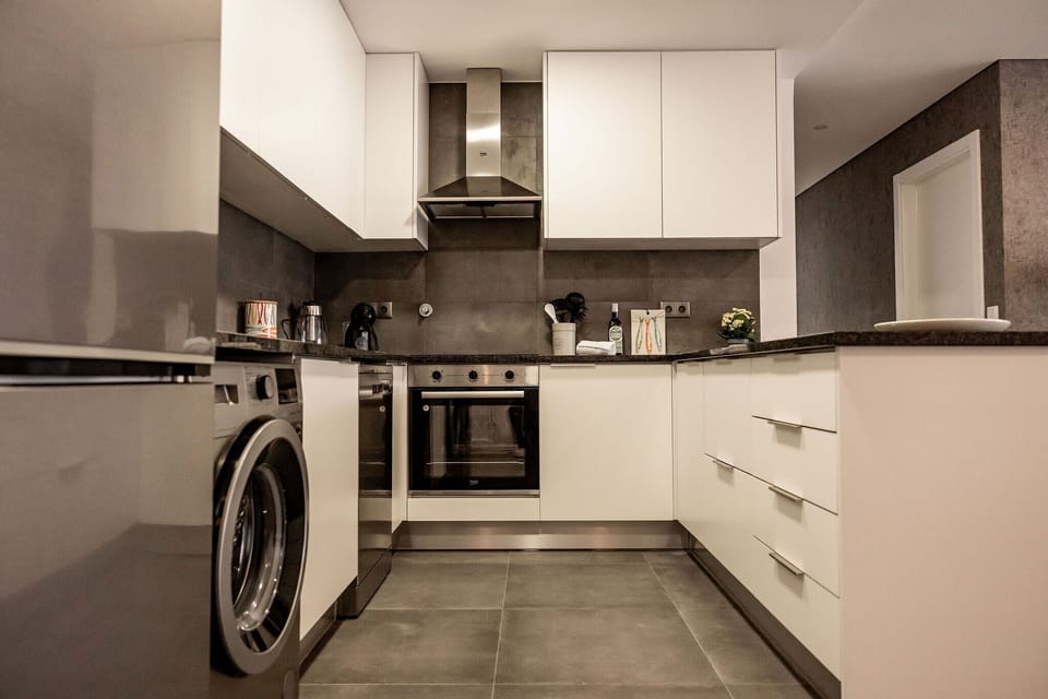 Cosy apartment with pool and private parking, just steps from São Martinho do Porto beach. Perfect for a relaxing family holiday.