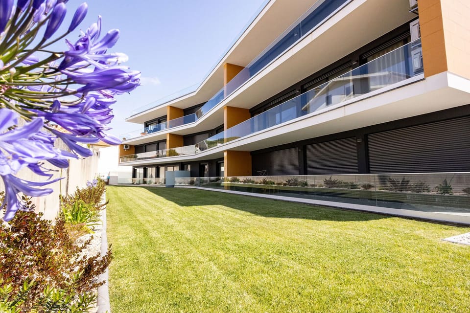 Cosy apartment with pool and private parking, just steps from São Martinho do Porto beach. Perfect for a relaxing family holiday.