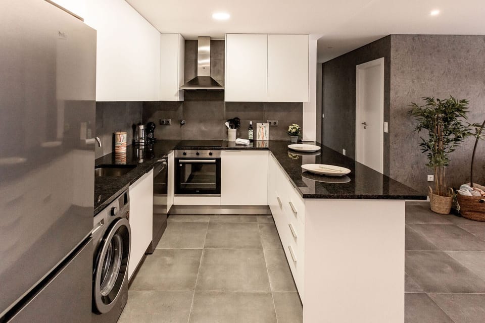 Cosy apartment with pool and private parking, just steps from São Martinho do Porto beach. Perfect for a relaxing family holiday.