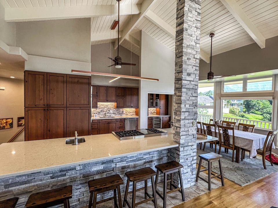 Gorgeous full kitchen and dining area!