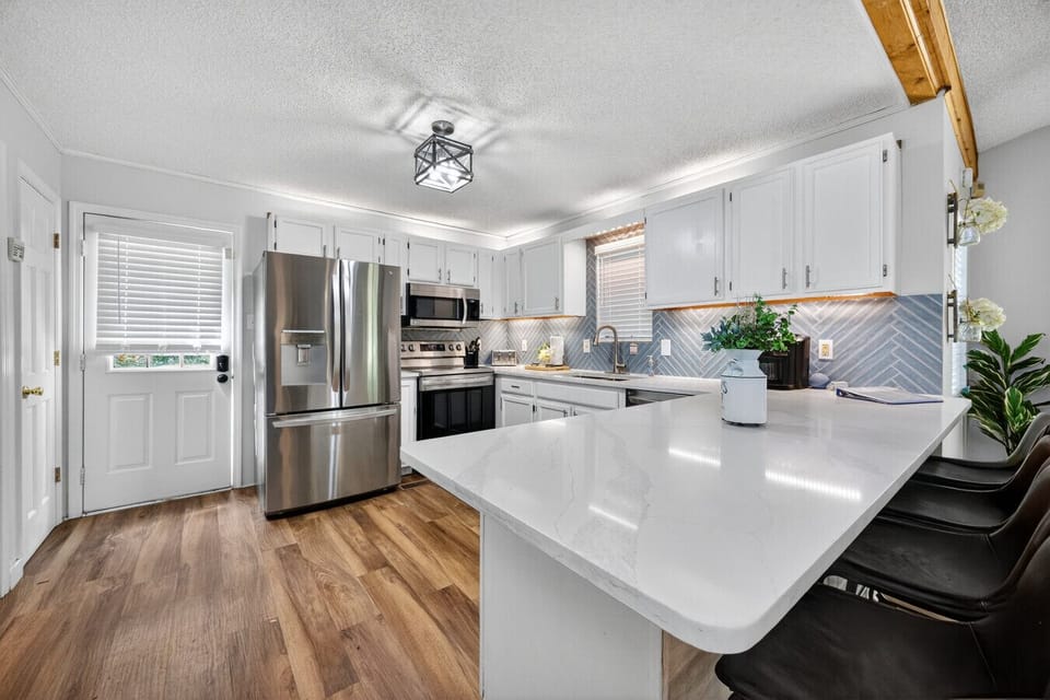 Modern Kitchen | Stainless Steel Appliances | Spacious Breakfast Bar