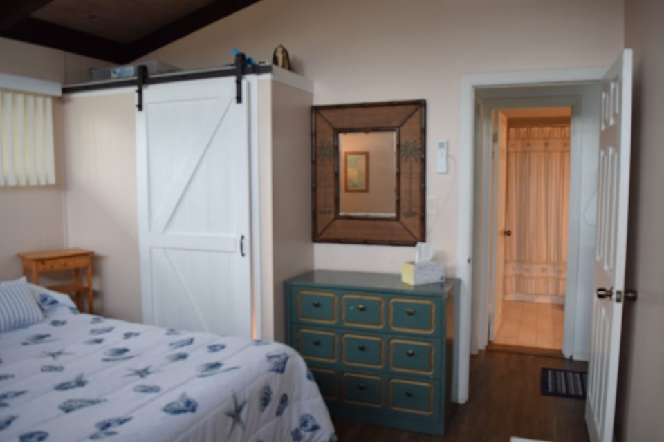 Bedroom with Queen bed