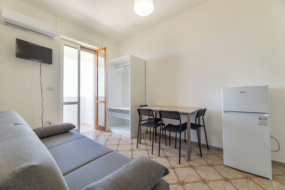 Autumn, Dining Room, Living Room, Spring, Summer