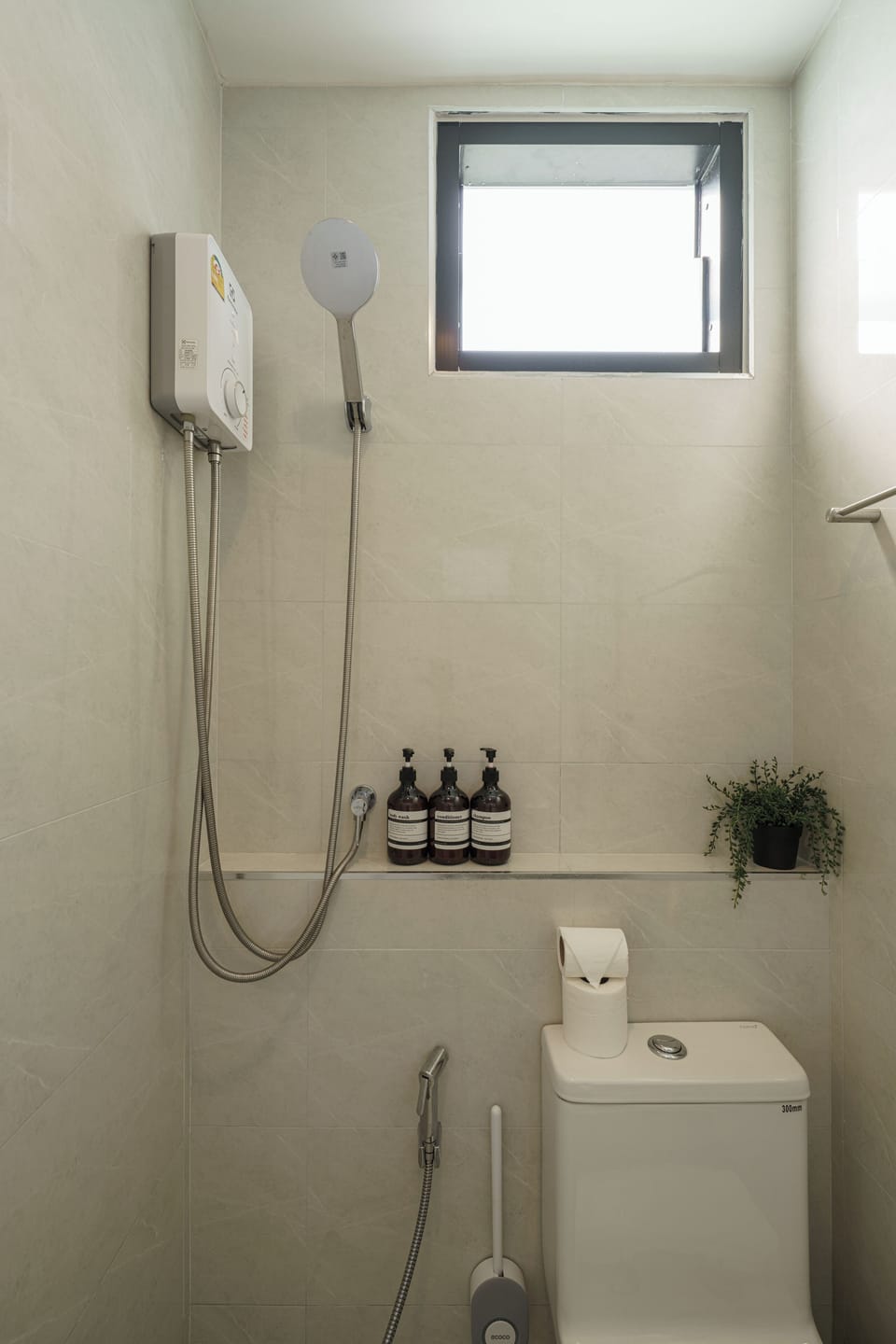 Ensuite-bathroom in Bedroom 2 (2/F)