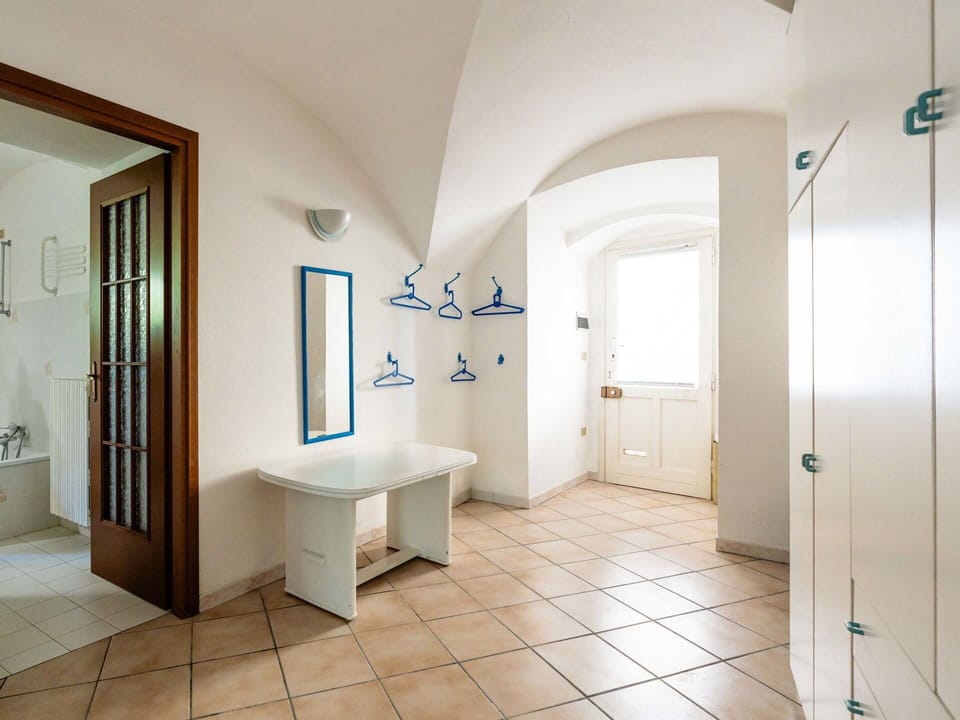 Wall, Flooring, Interior Design, Floor, Ceiling, Room, Apartment, Light Fixture, Molding