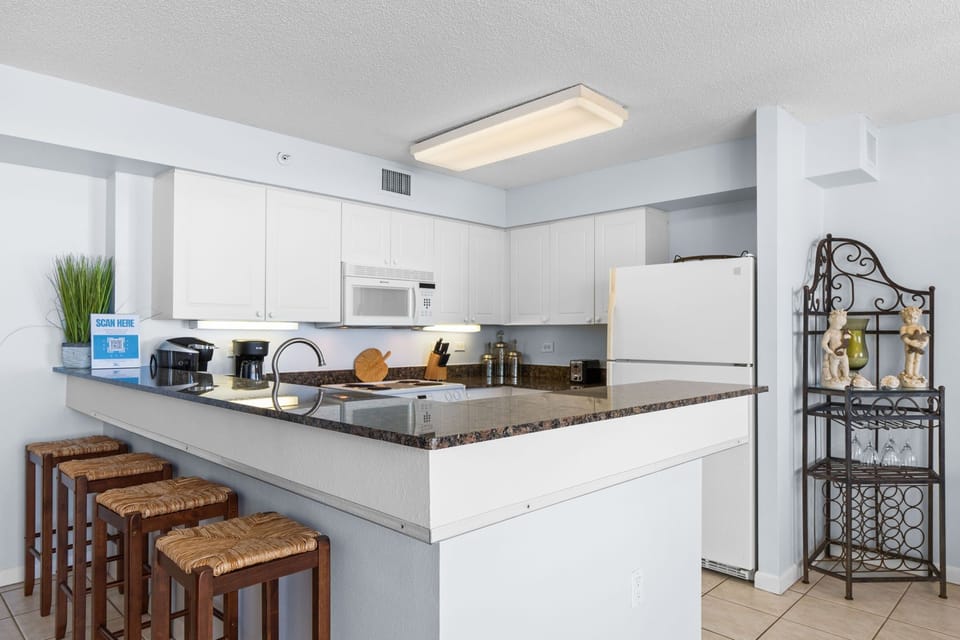 Kitchen - Additional seating at the breakfast bar.