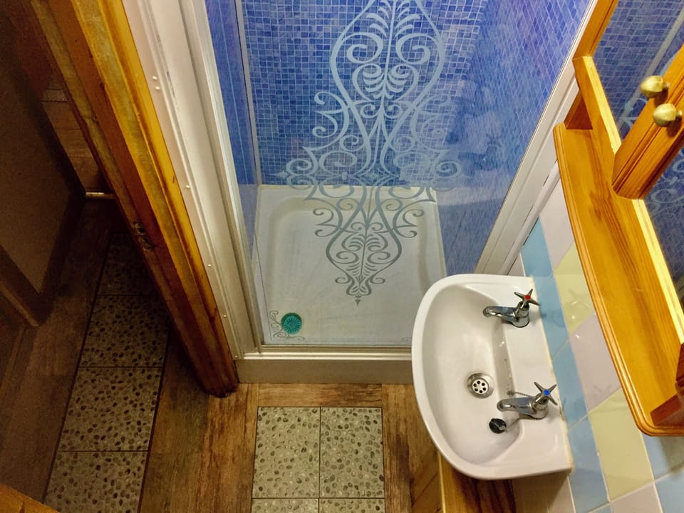 Shower room.