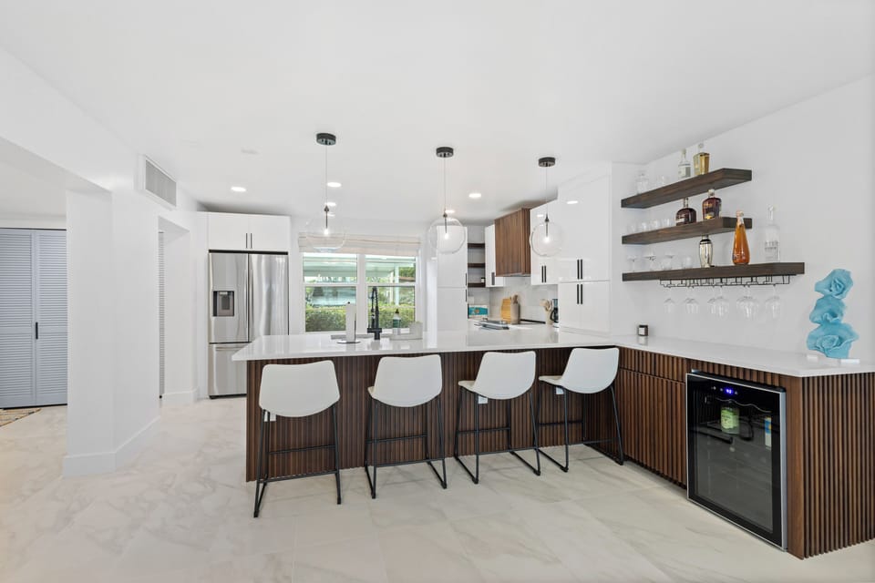 Bar/Dining Area