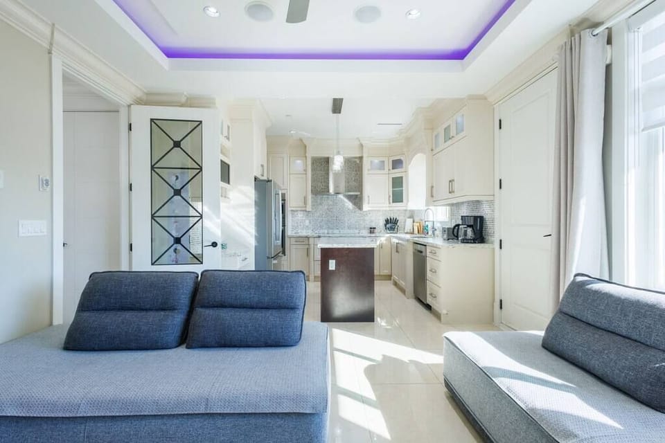 The open-concept living area combines the living room with the fully equipped kitchen