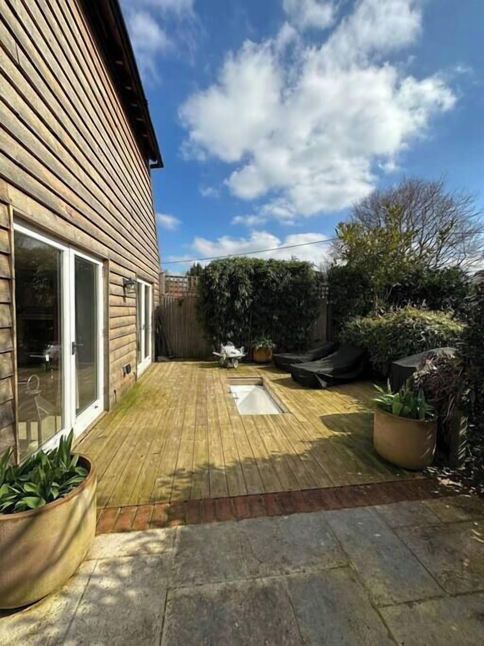 Outside exterior bath (Hot and Cold Water!)