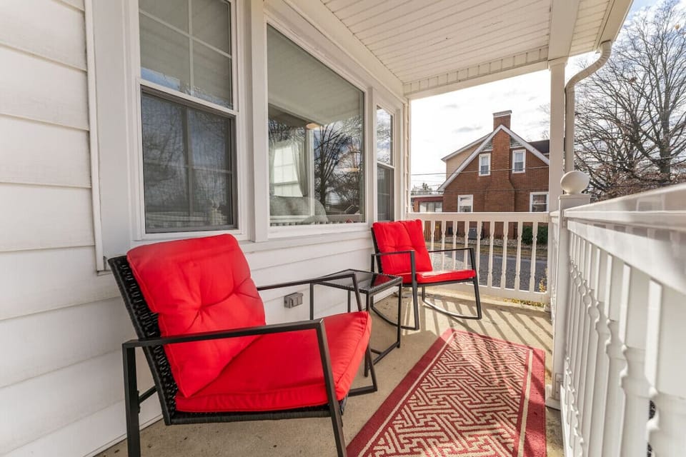 Covered porch seating - From a guest - ‘This Airbnb met all of our needs and we can’t wait to go back!`