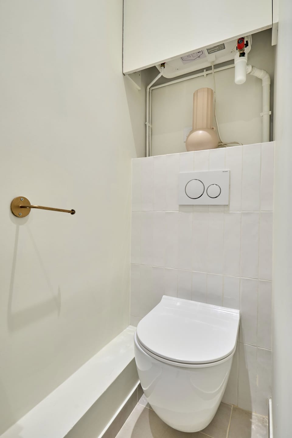 Salle de bain complète avec douche et toilette