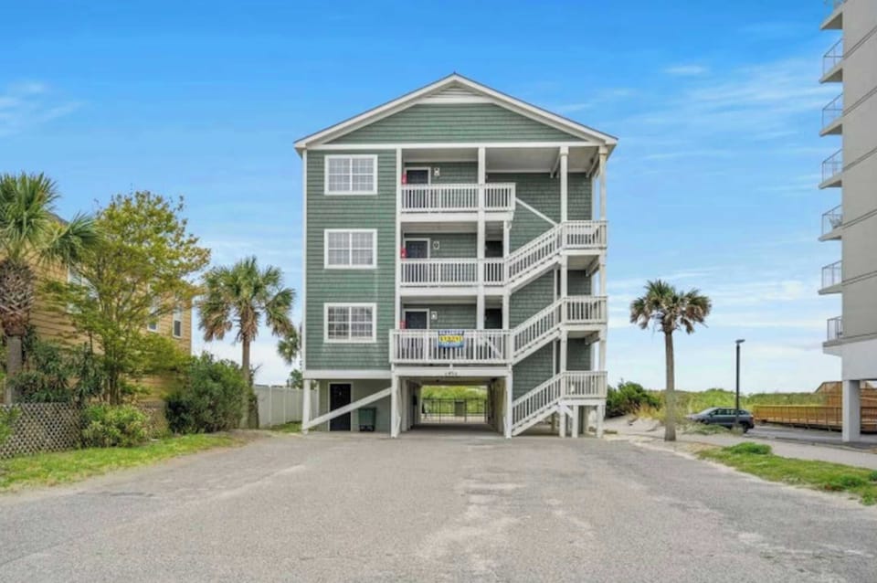 A prime location in a picture-perfect beachside community.

