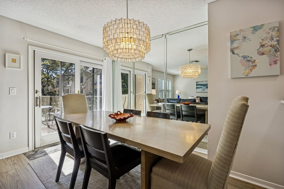 508 Dining: Access to back terrace - lots of natural light