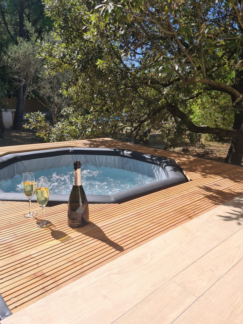 Outdoor spa tub