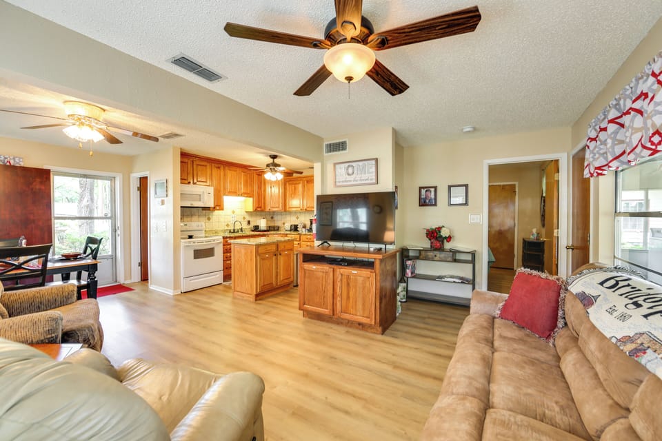 Living Room | Free WiFi | Central A/C & Heat | Smart TV