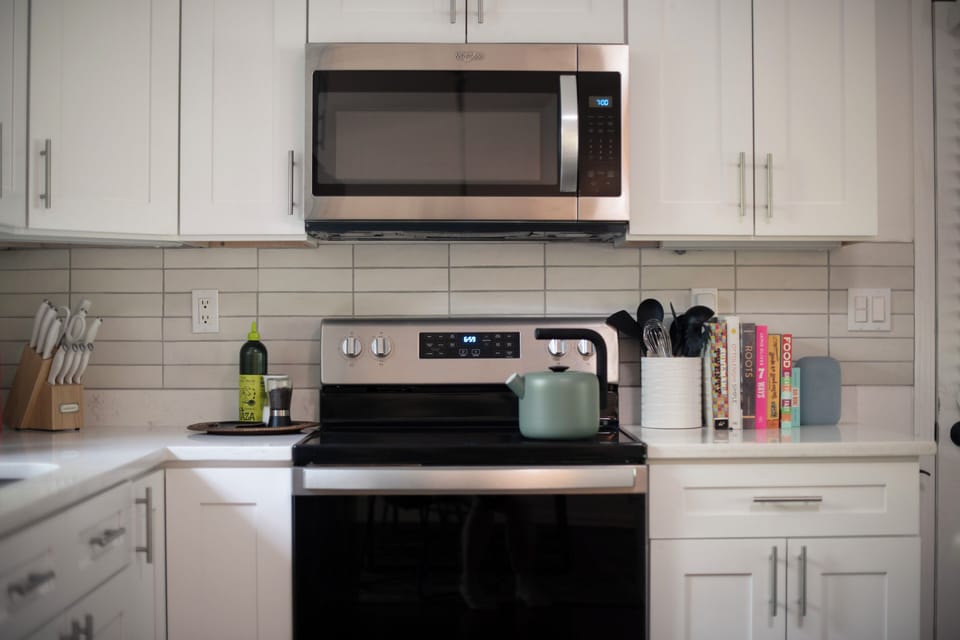 Everything you need to actually cook — full knife set, stocked cookware, and a few cookbooks for inspiration.