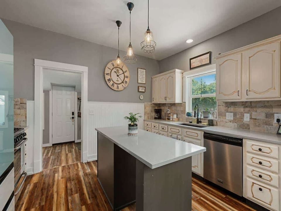 6th St Green Loveland Travel NoCoast Vacation Rental Airbnb VRBO chefs kitchen