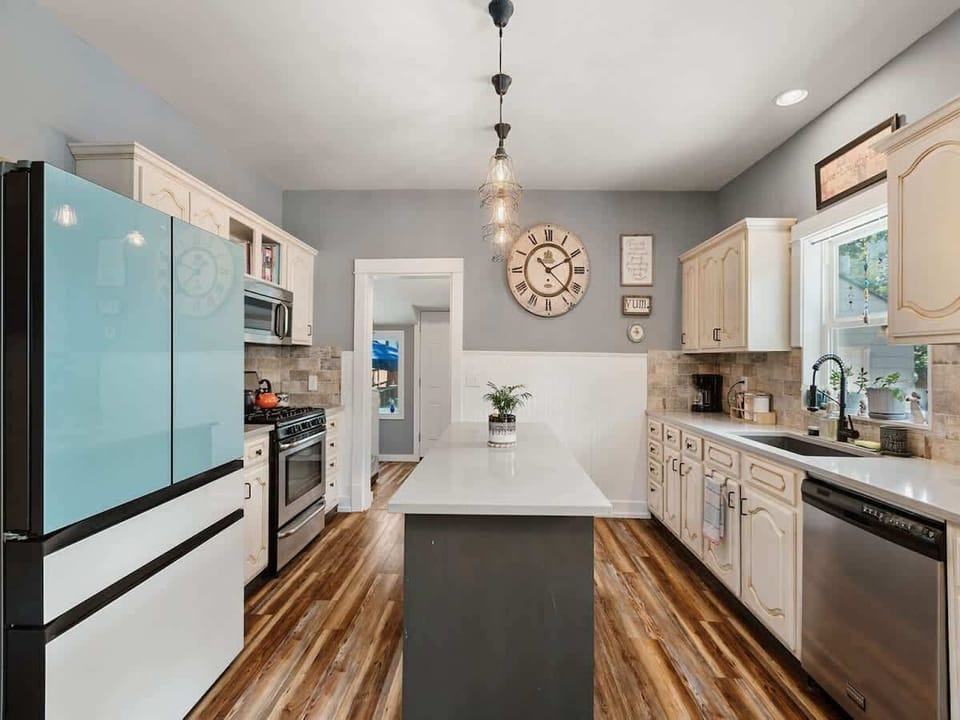 6th St Green Loveland Travel NoCoast Vacation Rental Airbnb VRBO chefs kitchen island