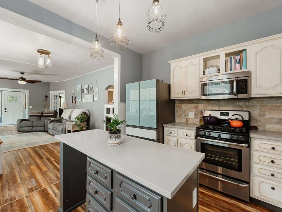 6th St Green Loveland Travel NoCoast Vacation Rental Airbnb VRBO spaciuos kitchen