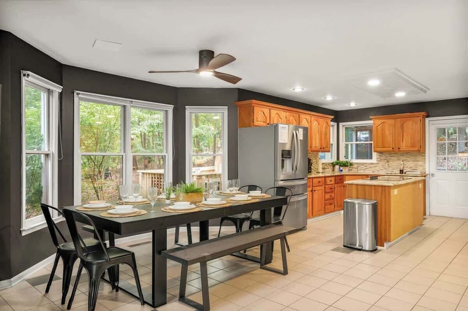 Dining area with seating for 10 at the table (add'l seating in kitchen)