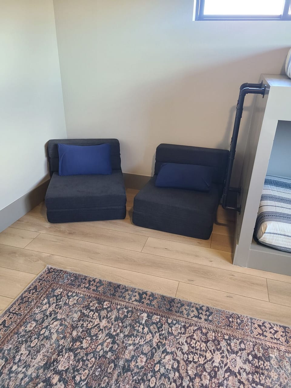 Bedroom 4. Chairs to Twins