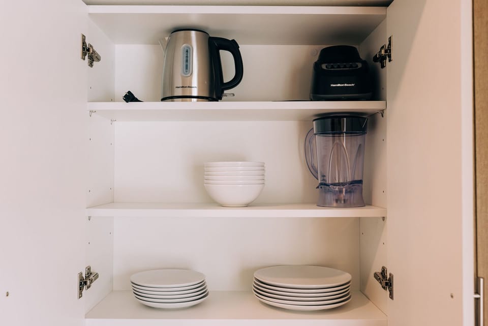 Kettle, blender and dishes available