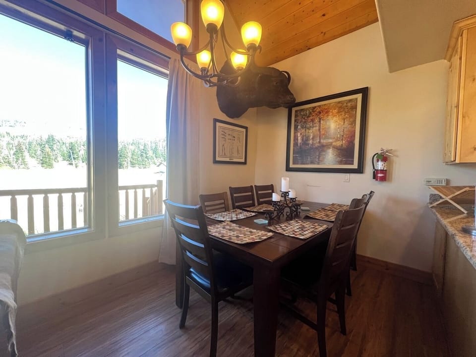 Main Level Dining